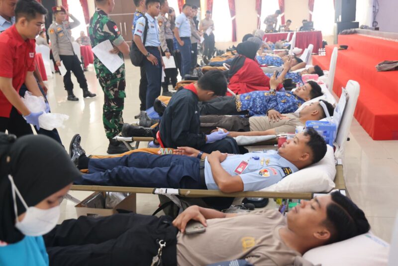 Peserta saat mengikuti donor darah di Mapolda Kepri dalam rangka HUT HUMAS Polri ke-73, bertempat di Gedung Lancang Kuning Nongsa, Selasa (29/10/2024). Matapedia6.com / Dok Humas Polda