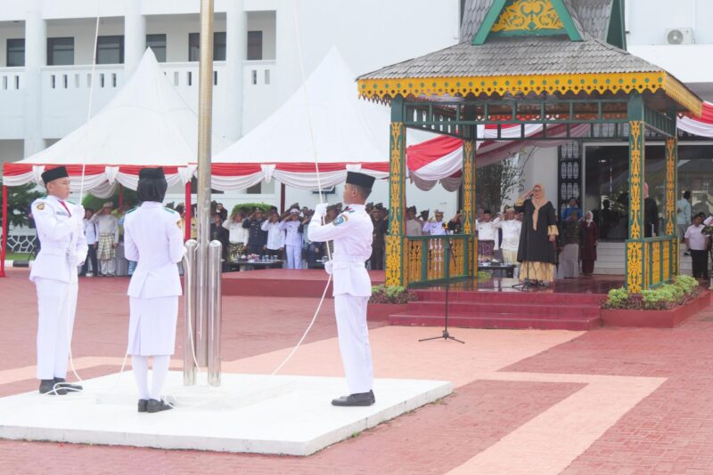 Plt Gubernur Kepri Marlin Agustina pimpin upacara sumpah pemuda. Senin (28/10). Foto:Dok/istimewa