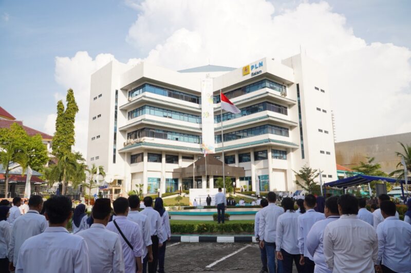 PLN Batam menggelar upacara bendera hari listrik dan sumpah pemuda beberapa hari lalu. Foto:Dok/Humas PLN