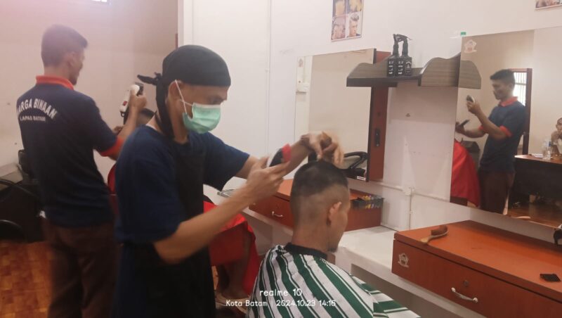 Bekali warga binaan keterampilan, Lapas Kelas IIA Batam gelar pelatihan potong rambut, Selasa (30/10/2024). Matapedia6.com/ Dok Humas Lapas
