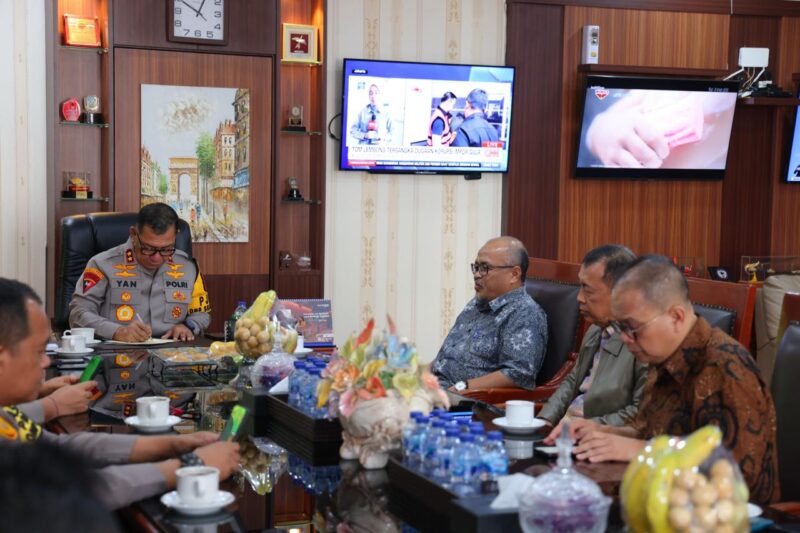Perkuat iklim investasi yang aman dan kondusif di Batam, Pelaksana Harian (PLH) Kepala Badan Pengusahaan (BP) Batam, Purwiyanto, beserta sejumlah pejabat BP Batam, melakukan kunjungan ke Polda Kepulauan Riau (Kepri), Rabu (30/1/2024). Matapedia6.com/Dok Humas Polda