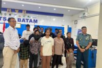 Lantamal IV Batam serahkan calon PMI ilegal. Foto:Dok/Istimewa