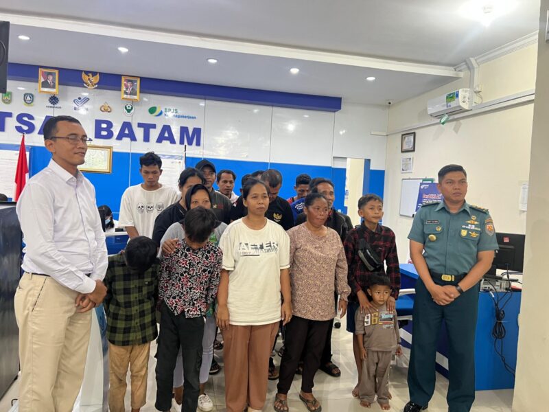 Lantamal IV Batam serahkan calon PMI ilegal. Foto:Dok/Istimewa