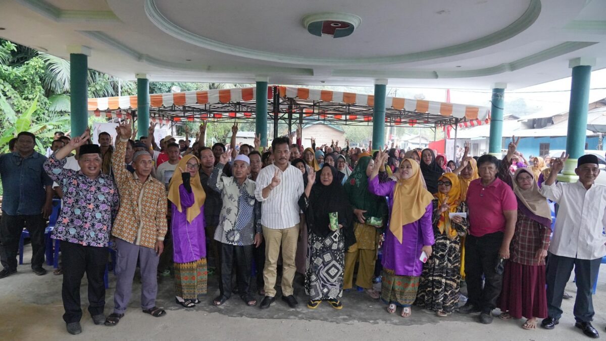 Calon gubernur Kepri Rudi tengah bersama masyarakat Anambas beberapa hari yang lalu. Foto:Istimewa