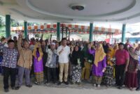 Calon gubernur Kepri Rudi tengah bersama masyarakat Anambas beberapa hari yang lalu. Foto:Istimewa
