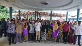 Calon gubernur Kepri Rudi tengah bersama masyarakat Anambas beberapa hari yang lalu. Foto:Istimewa