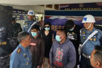 Pelaku dan warga China saat diinterogasi TNI AL dalam konferensi pers di Lantamal Bintan, Selasa (29/10). Foto:Istimewa