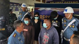 Pelaku dan warga China saat diinterogasi TNI AL dalam konferensi pers di Lantamal Bintan, Selasa (29/10). Foto:Istimewa