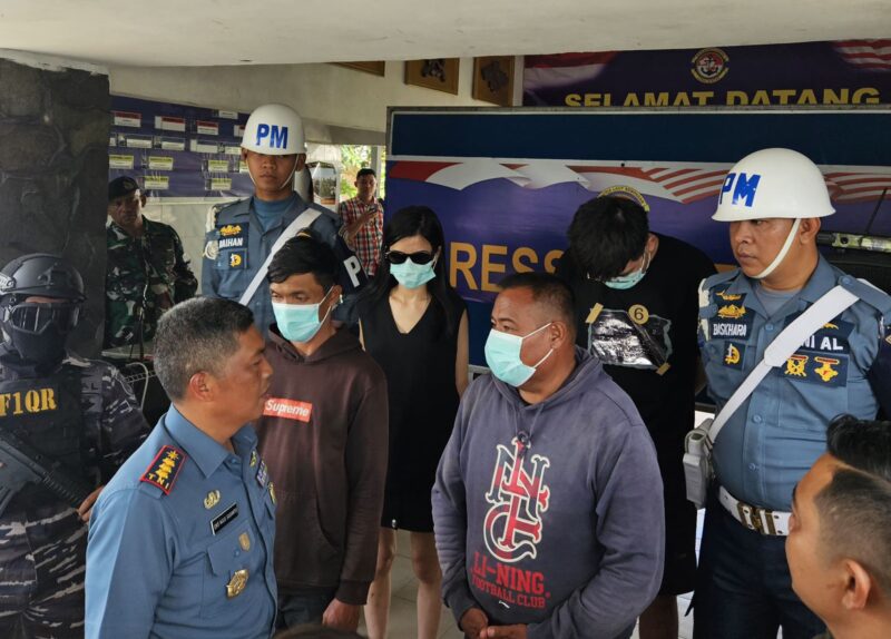 Pelaku dan warga China saat diinterogasi TNI AL dalam konferensi pers di Lantamal Bintan, Selasa (29/10). Foto:Istimewa