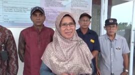 Kepala Sekolah SMPN 65, Neli Evawati didampingi wali murid saat memberikan keterangan kepada awak media, Kamis (31/10/2024) Matapedia6.com/Luci