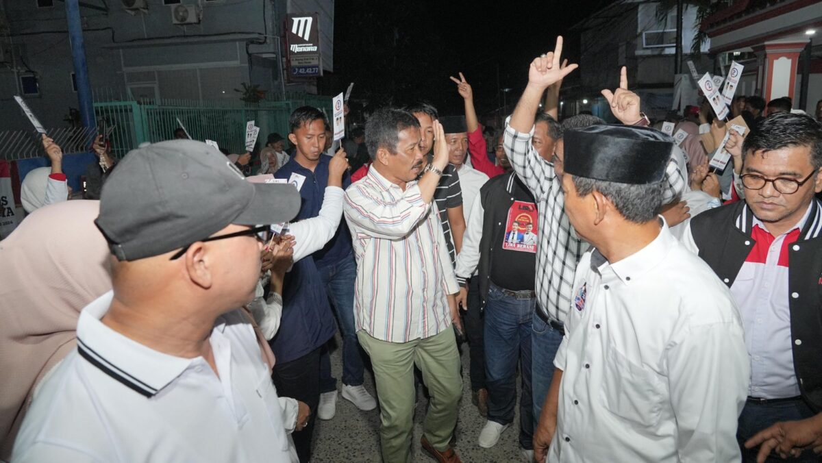 Calon gubernur Kepri Rudi bersama masyarakat, Rabu (30/10). Foto:DN/matapedia