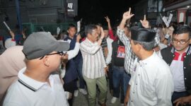 Calon gubernur Kepri Rudi bersama masyarakat, Rabu (30/10). Foto:DN/matapedia