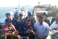 Ipunk saat menjelaskan dua kapal Isap Pasir pada wartawan, Kamis (10/10). Foto:Zal/matapedia