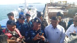 Ipunk saat menjelaskan dua kapal Isap Pasir pada wartawan, Kamis (10/10). Foto:Zal/matapedia