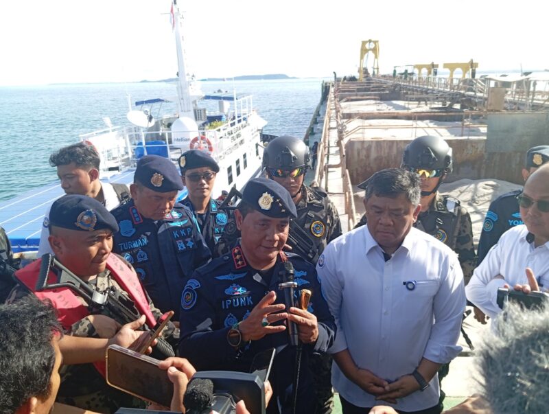 Ipunk saat menjelaskan dua kapal Isap Pasir pada wartawan, Kamis (10/10). Foto:Zal/matapedia