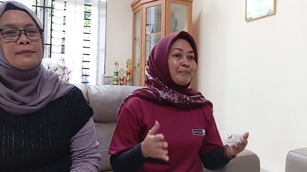 Ketua panitia Elin didampingi dewas rumah sakit, Jumat (11/10). Foto:Rega/matapedia