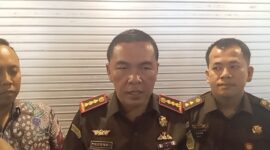 Kepala Kejaksaan Negeri Batam didampingi Kasi Pidsus dan Intel, Kamis (17/10). Foto:Rega/matapedia