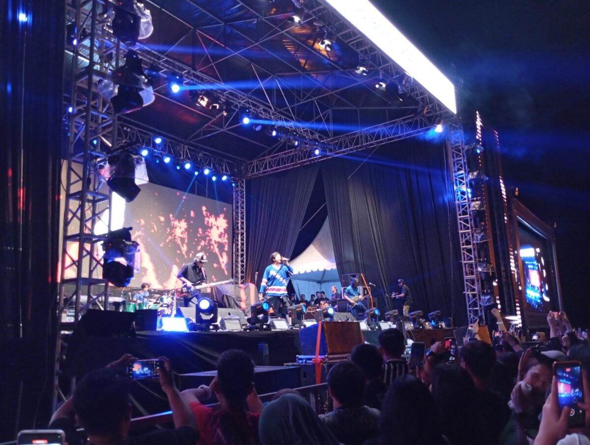 Penampilan Gigi saat di konser Biznet Festival Batam, Sabtu (19/10). Foto:rega/matapedia