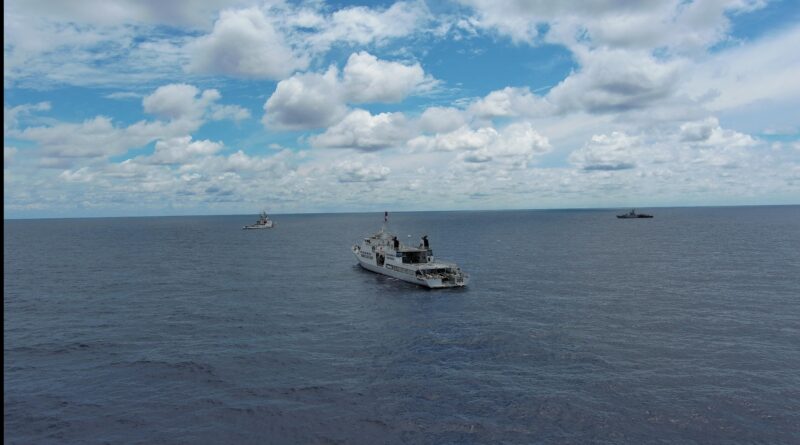 Kapal China Coast Guard (CCG) 5402 yang berhasil diusir Kapal Negara (KN) Tanjung Datu-301 milik Bakamla RI yang mengganggu kegiatan Survei dan Pengolahan Data Seismik 3D Arwana yang sedang dilaksanakan oleh PT Pertamina East Natuna menggunakan kapal MV Geo Coral, Senin (21/10/2024). Matapedia6.com/Dok Humas Bakamla RI