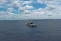 Kapal China Coast Guard (CCG) 5402 yang berhasil diusir Kapal Negara (KN) Tanjung Datu-301 milik Bakamla RI yang mengganggu kegiatan Survei dan Pengolahan Data Seismik 3D Arwana yang sedang dilaksanakan oleh PT Pertamina East Natuna menggunakan kapal MV Geo Coral, Senin (21/10/2024). Matapedia6.com/Dok Humas Bakamla RI