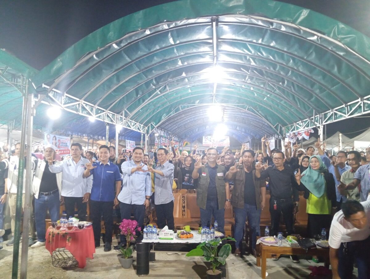 Amsakar bersama tokoh masyarakat dan anggota DPRD kota Batam saat kampanye di Viktoria, Selasa (23/10). Foto:rega/matapedia