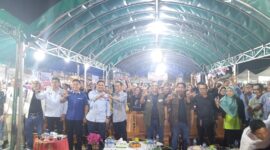 Amsakar bersama tokoh masyarakat dan anggota DPRD kota Batam saat kampanye di Viktoria, Selasa (23/10). Foto:rega/matapedia