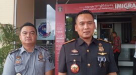 Kepala Imigrasi Batam Hajar Aswad, saat diwawancarai wartawanJumat (25/10). Foto:Rega/matapedia