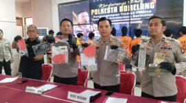 Kapolresta Barelang Kombes Pol H.Ompusungu menunjukkan barang bukti saat ekspos di Polresta Barelang, Jumat (25/10/2024). Matapedia6.com/Luci