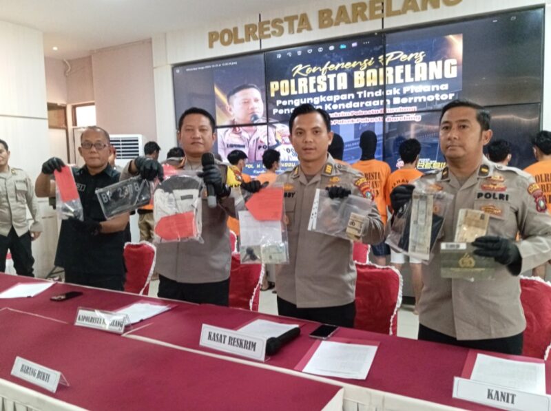 Kapolresta Barelang Kombes Pol H.Ompusungu menunjukkan barang bukti saat ekspos di Polresta Barelang, Jumat (25/10/2024). Matapedia6.com/Luci