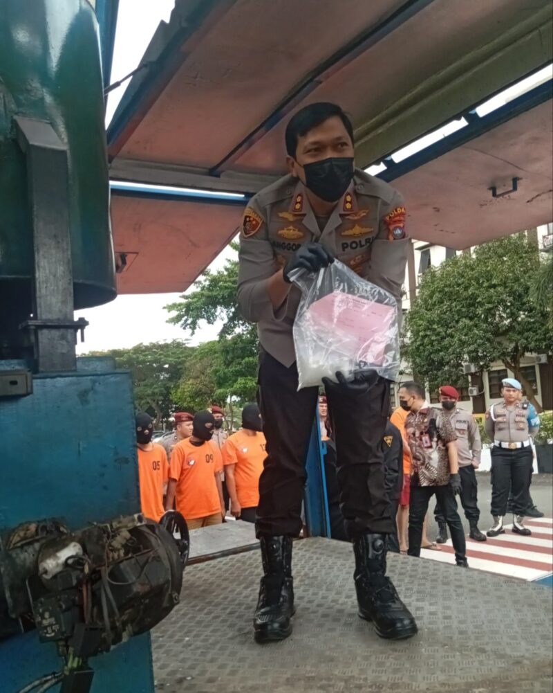 Ditresnarkoba Polda Kepri AKBP Anggoro Wicaksono Musnahkan barang bukti sabu dan ganja kering hasil penindakan selama bulan September hingga Oktober 2024, Jumat (25/10/2024). Matapedia6.com/Luci