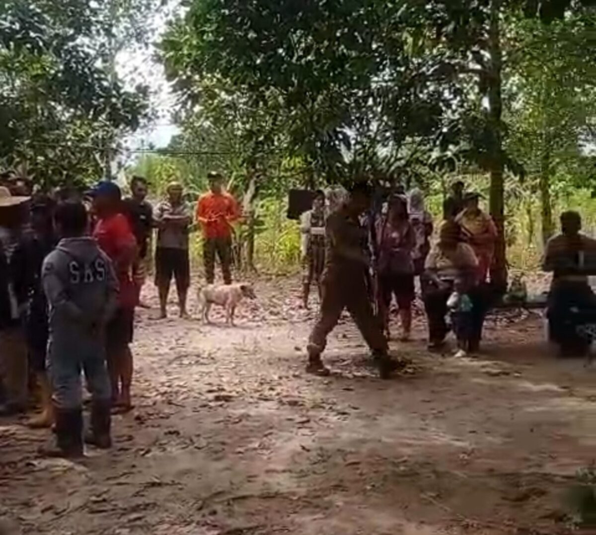 Warga saat negosiasi dengan perusahaan dan Tim Terpadu, Senin (7/10). Foto:screenshot 