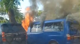 Screenshot video mobil mini bus dan Avanza terbakar di Fanindo, Selasa (22/10). Foto:Istimewa