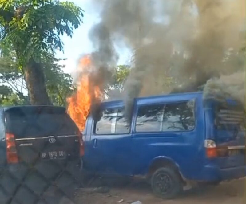 Screenshot video mobil mini bus dan Avanza terbakar di Fanindo, Selasa (22/10). Foto:Istimewa