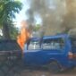 Screenshot video mobil mini bus dan Avanza terbakar di Fanindo, Selasa (22/10). Foto:Istimewa