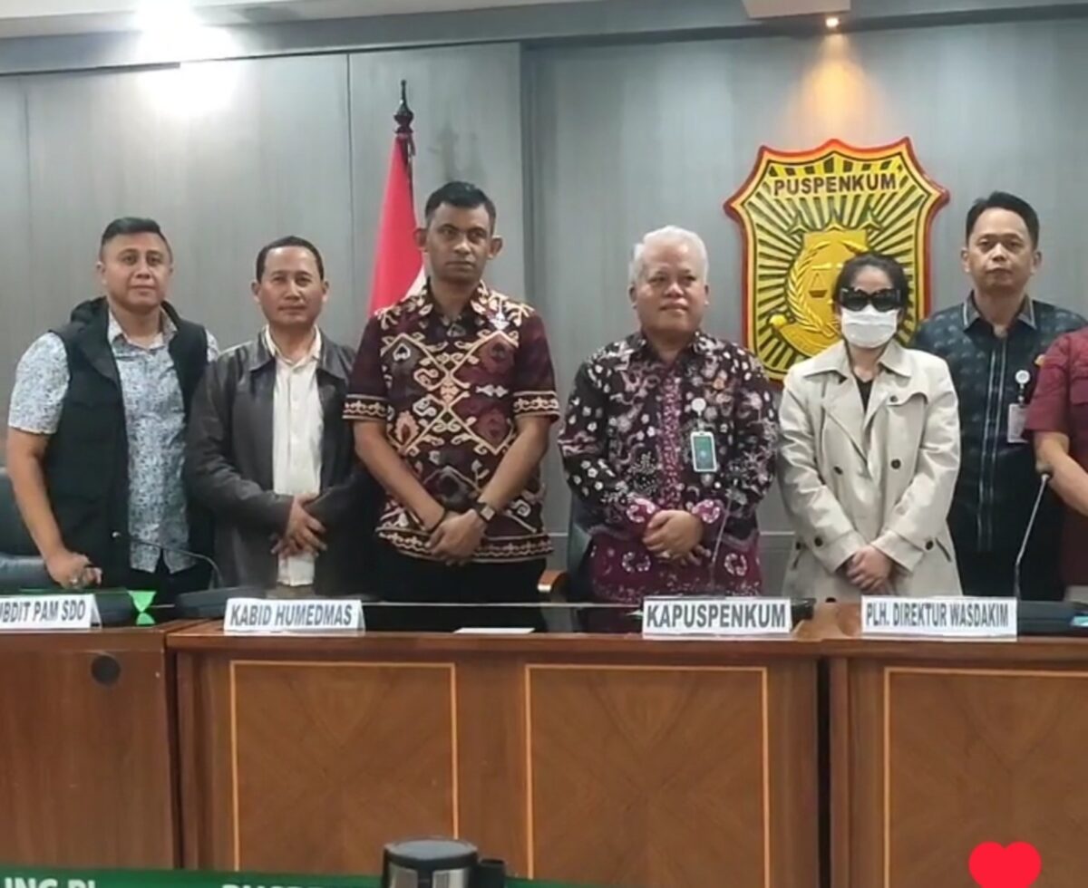 Terpidana perkara penipuan Al Naura dihadirkan dalam konferensi pers di Kejaksaan Agung, Jumat (25/10/2024). Foto: Dok. Kejagung