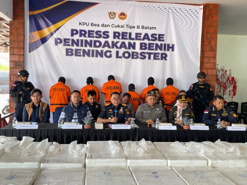 Kepala Kantor Pelayanan Utama Bea dan Cukai Tipe B Batam, Zaky Firmansyah saat memberikan keterangan mengenai penangkapan penyelundupan Benih Lobster di perairan Kepri, Minggu (13/10/2024). Matapedia6.com/ Dok. Bea Cukai.