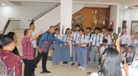 Siswa SMA 20 Sagulung berkunjung ke DPRD Batam. Foto:Istimewa