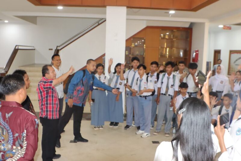 Siswa SMA 20 Sagulung berkunjung ke DPRD Batam. Foto:Istimewa
