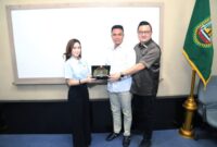 Hendra Asman bersama Aweng Kurniawan dan Maria, Jumat (1/11). Foto:Dok/Humas DPRD Batam