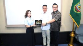 Hendra Asman bersama Aweng Kurniawan dan Maria, Jumat (1/11). Foto:Dok/Humas DPRD Batam