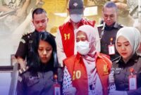 Duan tersangka saat digiring menuju mobil di Kejari Batam, Jumat (22/11). Foto:Dok/Istimewa