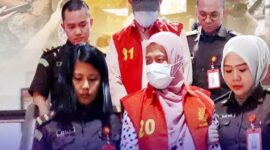 Duan tersangka saat digiring menuju mobil di Kejari Batam, Jumat (22/11). Foto:Dok/Istimewa