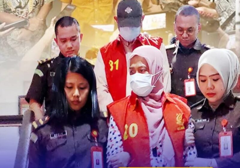 Duan tersangka saat digiring menuju mobil di Kejari Batam, Jumat (22/11). Foto:Dok/Istimewa