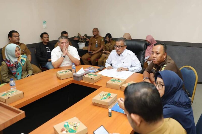 Sekda Batam pimpin rapat untuk pantau kelancaran pilkada. Foto:Diskominfo