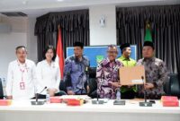 Sekda Batam Jefridin tengah bersama MUI dan palang merah Indonesia. Foto:Diskominfo