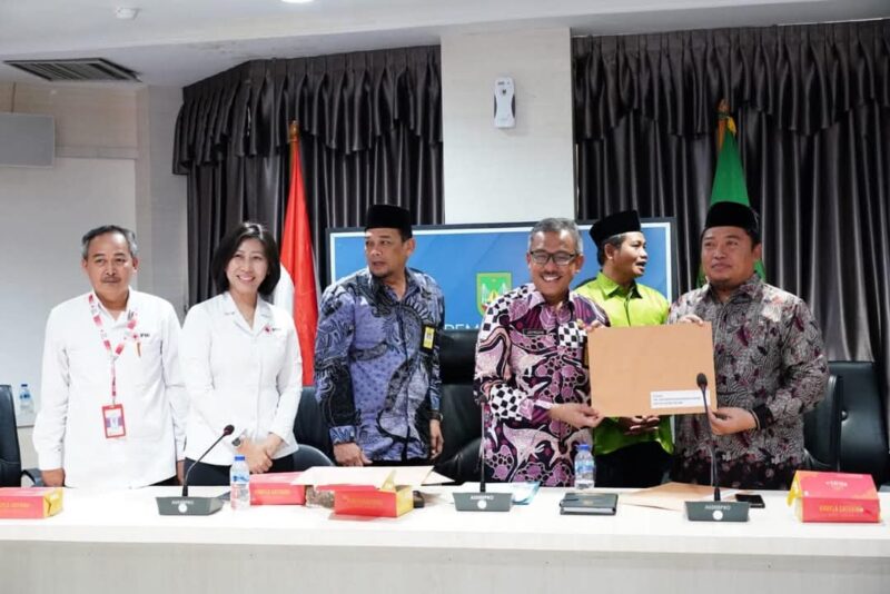 Sekda Batam Jefridin tengah bersama MUI dan palang merah Indonesia. Foto:Diskominfo