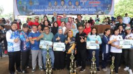 Senam sehat seluruh pegawai Pemko Batam, Jumat (27/11). Foto:Diskominfo