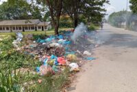 Tumpukan sampah di pintu masuk SMAN 5 Sagulung, Jumat (1/11). Foto:Ramadan/matapedia