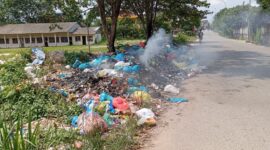 Tumpukan sampah di pintu masuk SMAN 5 Sagulung, Jumat (1/11). Foto:Ramadan/matapedia