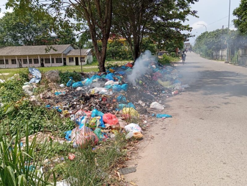Tumpukan sampah di pintu masuk SMAN 5 Sagulung, Jumat (1/11). Foto:Ramadan/matapedia